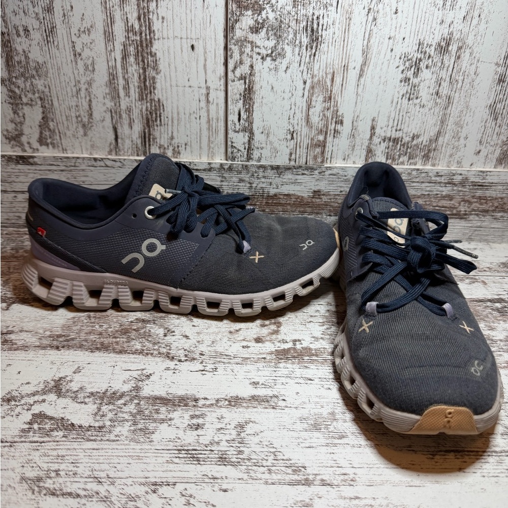On Running Kids Cloud Sneaker in Navy and Light Purple
